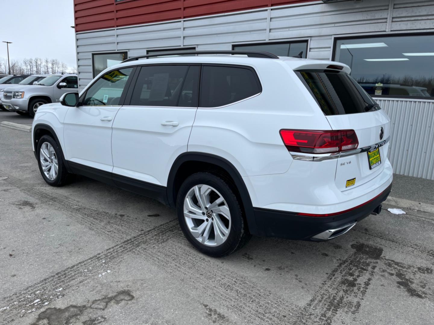 2022 White Volkswagen Atlas V6 SE w/Technology 4MOTION (1V2KR2CA9NC) with an 3.6L V6 DOHC 24V engine, 8A transmission, located at 1960 Industrial Drive, Wasilla, 99654, (907) 274-2277, 61.573475, -149.400146 - Photo#3